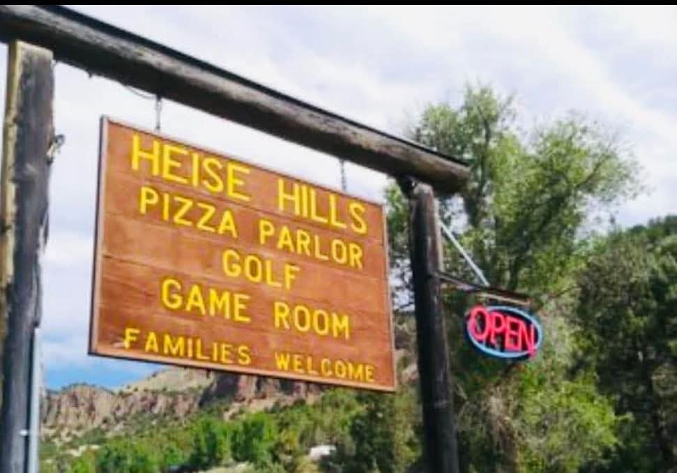Heise Hills Pizza Parlor & Golf Course